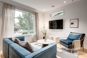 Smart TV y chimenea 