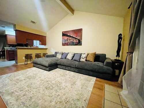 Casa amigos sleeps 8 near Airport , downtown or Woodlands mall, near many rest .
