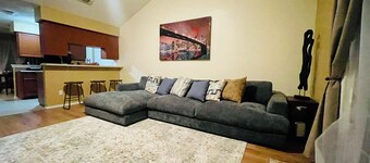 Casa amigos sleeps 8 near Airport , downtown or Woodlands mall, near many rest .