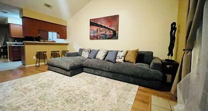 Casa amigos sleeps 8 near Airport , downtown or Woodlands mall, near many rest .