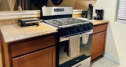 Casa amigos sleeps 8 near Airport , downtown or Woodlands mall, near many rest .