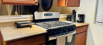 Casa amigos sleeps 8 near Airport , downtown or Woodlands mall, near many rest .