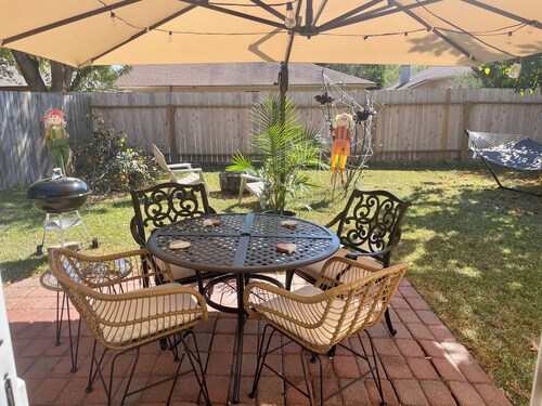 Casa amigos sleeps 8 near Airport , downtown or Woodlands mall, near many rest .