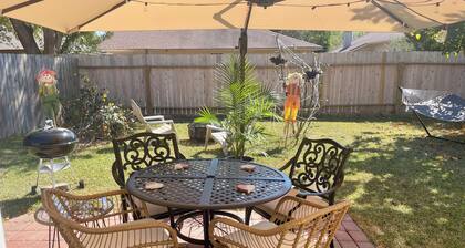 Casa amigos sleeps 8 near Airport , downtown or Woodlands mall, near many rest .