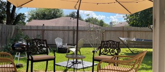 Casa amigos sleeps 8 near Airport , downtown or Woodlands mall, near many rest .