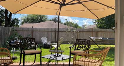 Casa amigos sleeps 8 near Airport , downtown or Woodlands mall, near many rest .