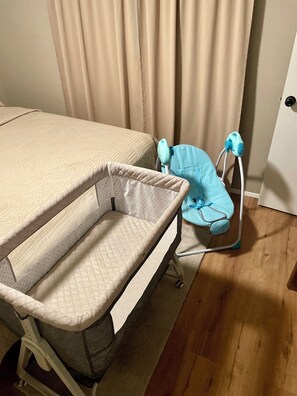 3 habitaciones, tabla de planchar con plancha, wifi y ropa de cama