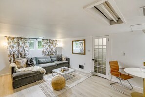 Una Smart TV, una chimenea, videojuegos, un futbolín