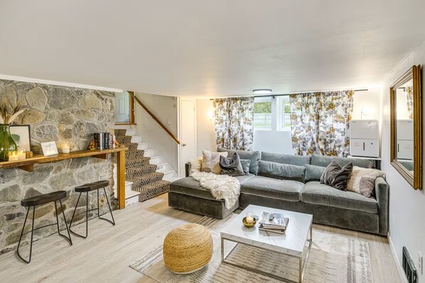 Una Smart TV, una chimenea, videojuegos, un futbolín