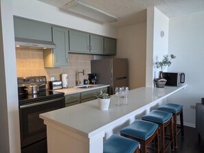 Réfrigérateur, micro-ondes, four, plaque de cuisson