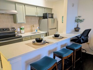 Jääkaappi, mikroaaltouuni, uuni, liesi