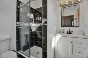 Dusj, hårføner, håndklær og såpe