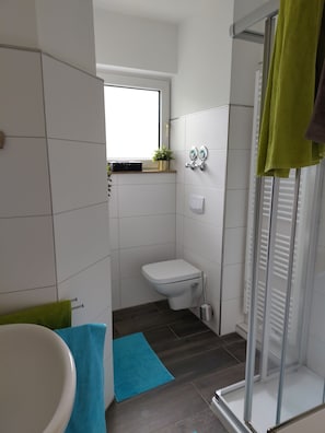 Dusche, Haartrockner, Handtücher, Seife