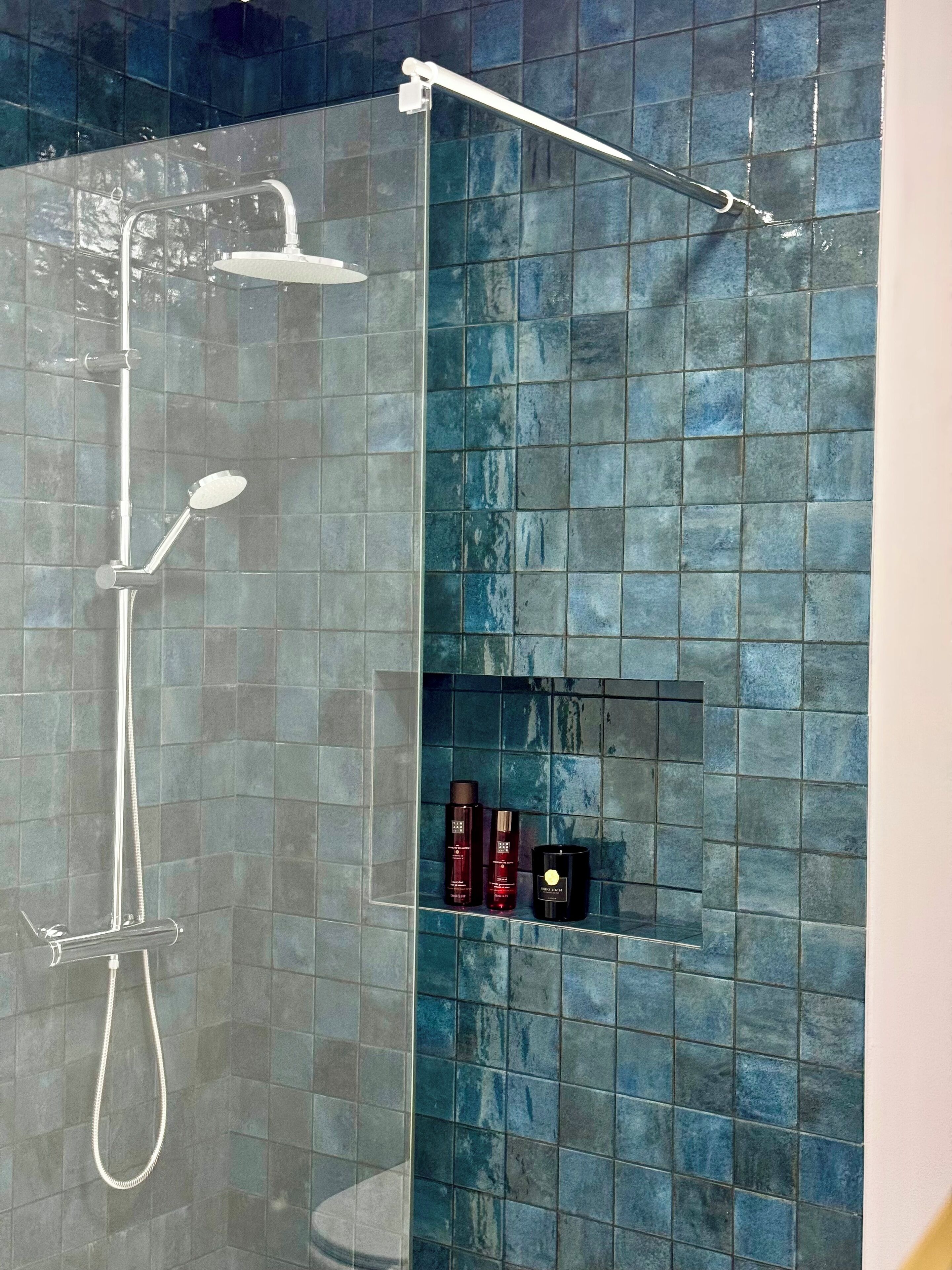 Secadora de cabello, toallas, jabón, papel de baño 