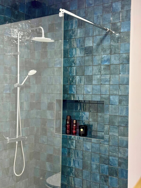 Secadora de cabello, toallas, jabón, papel de baño 