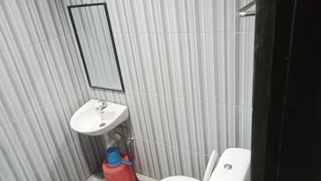 Deluxe Studio | Bathroom | Shower, towels, soap