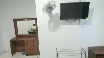 Standaard tweepersoonskamer | Een bureau, een laptopwerkplek