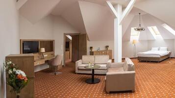 Apartment, Garden View | In-room safe, blackout curtains, iron/ironing board, free WiFi
