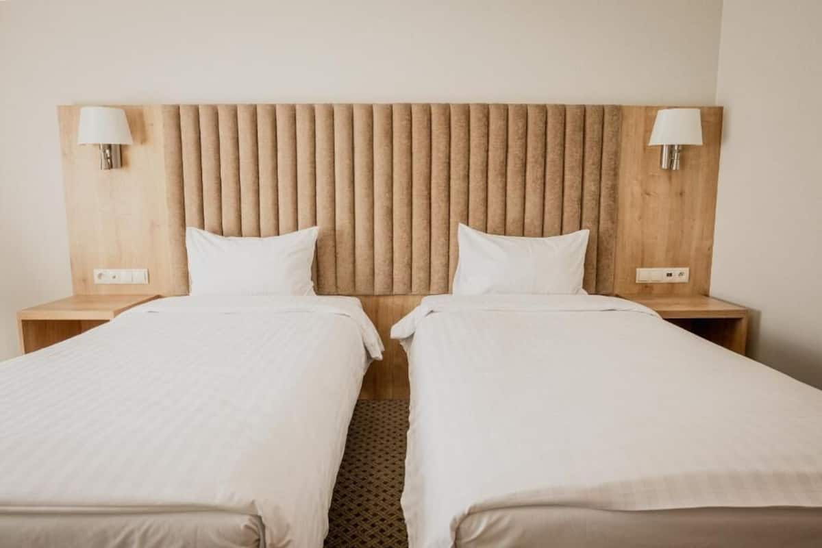 Quarto casal, vista para o jardim | Cofres nos quartos, cortinas blackout, ferros/tábuas de passar roupa