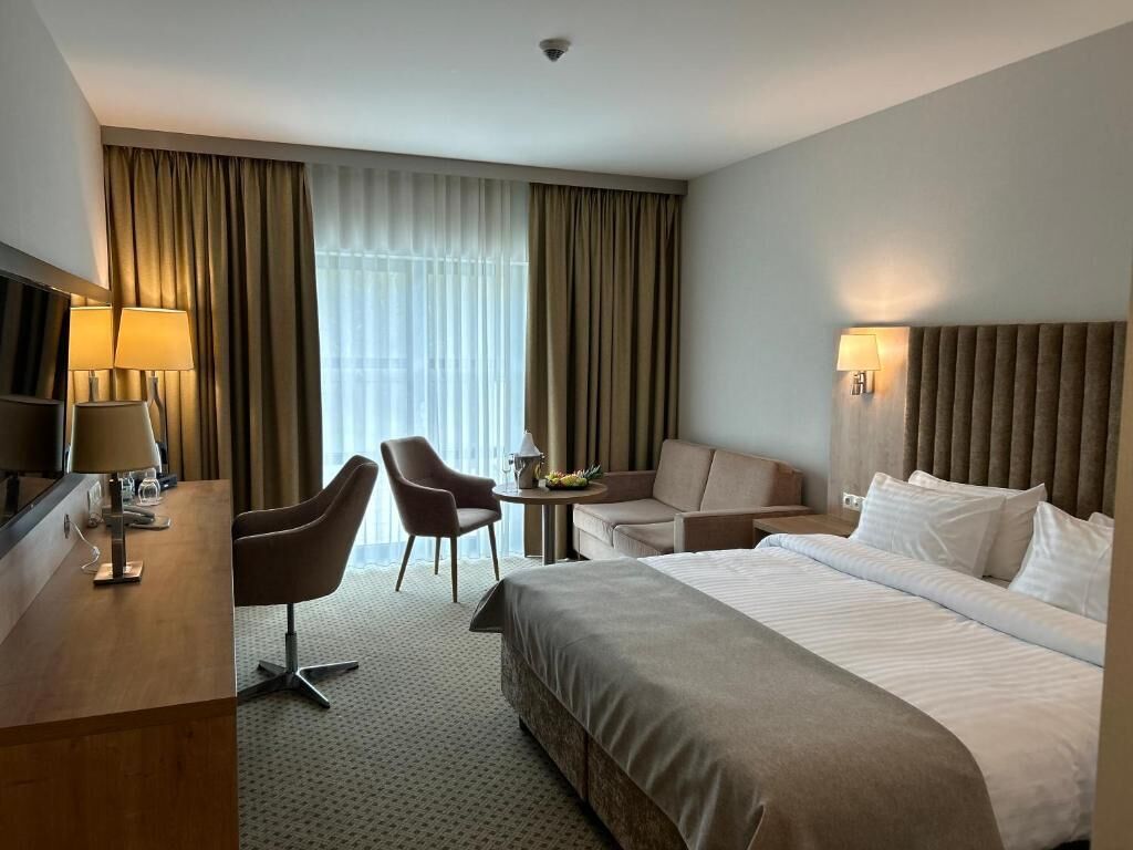 セーフティボックス (室内)、遮光カーテン、アイロン / アイロン台、WiFi (無料)