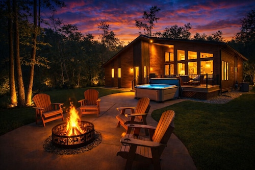 Modern Pines | Hot Tub · Theater · Arcades · Luxe