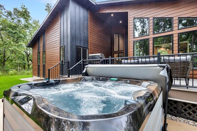 Modern Pines | Hot Tub · Theater · Arcades · Luxe