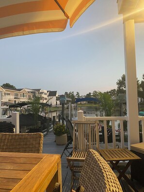 Outdoor dining - Beautiful waterfront 5br/2ba
Optional boat rental (Ocean View)
