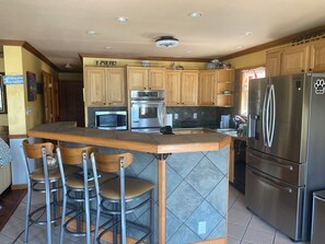 Microwave, oven, stovetop, dishwasher - Beautiful waterfront 5br/2ba
Optional boat rental (Ocean View)