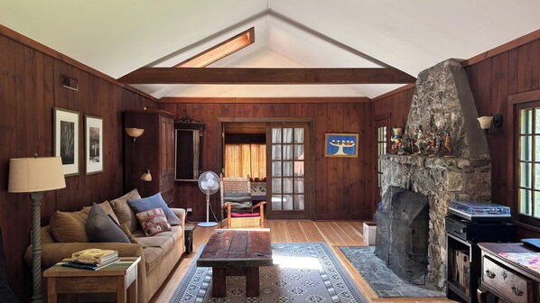 Fernseher, Kamin