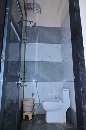 Deluxe-Zimmer, Klimaanlage | Badezimmer | Dusche, Handtücher, Seife, Shampoo