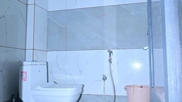 Quarto família, ar-condicionado | Banheiro | Chuveiro, toalhas de banho, sabonete, shampoo