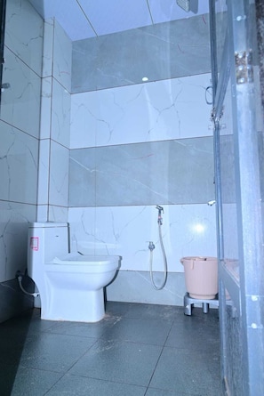 Family Room, Air conditioning | Bathroom | Shower, towels, soap, shampoo