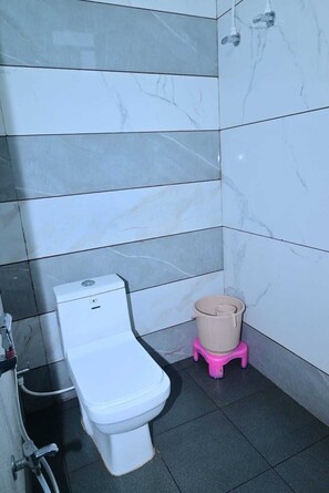 Triple Room, Air conditioning | Bathroom | Shower, towels, soap, shampoo