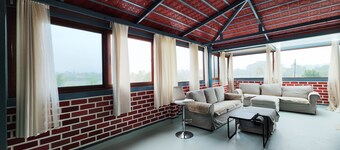 Lovely Brick farmhouse with AC in bustling Bengaluru - close to Nandi Hills