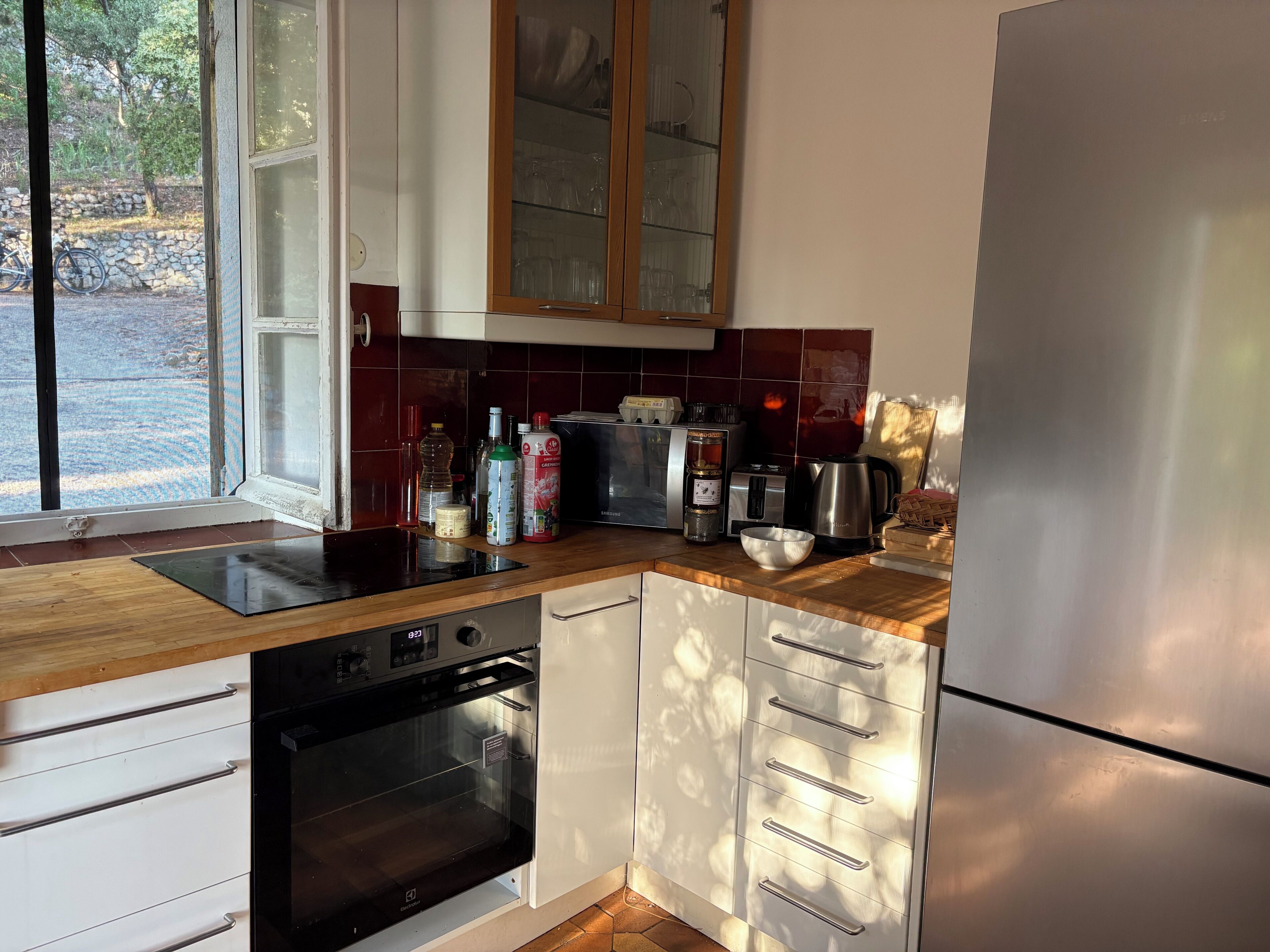 Coffee/tea maker, fridge, microwave, oven
