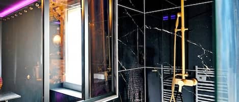 Shower, jetted tub, free toiletries, hair dryer
