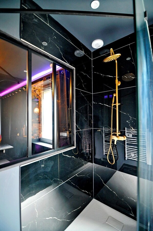 Shower, jetted tub, free toiletries, hair dryer