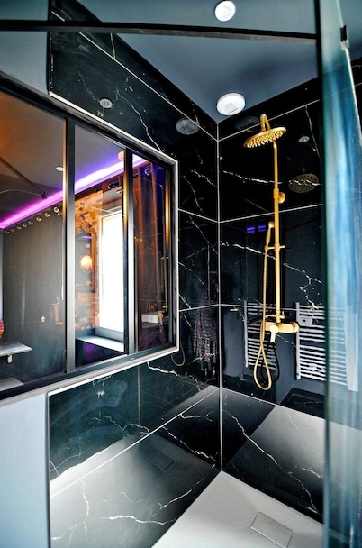 La suite Majestueuse/Private XXL spa/Croix de st André/Luminous ambience/Luxury