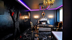 Een luxe slaapkamer met een groot bed, een kroonluchter en een marmeren vloer.
