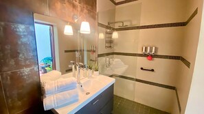 Shower, jetted bath, hair dryer, towels