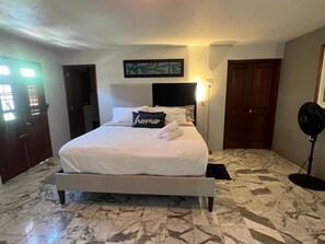 5 Schlafzimmer, Schreibtisch, Bügeleisen/Bügelbrett, Reisekinderbett