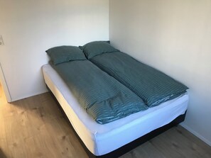 1 habitación, tabla de planchar con plancha, wifi gratis y ropa de cama 