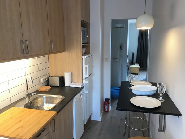 Microondas, horno, placa de cocina, lavavajillas