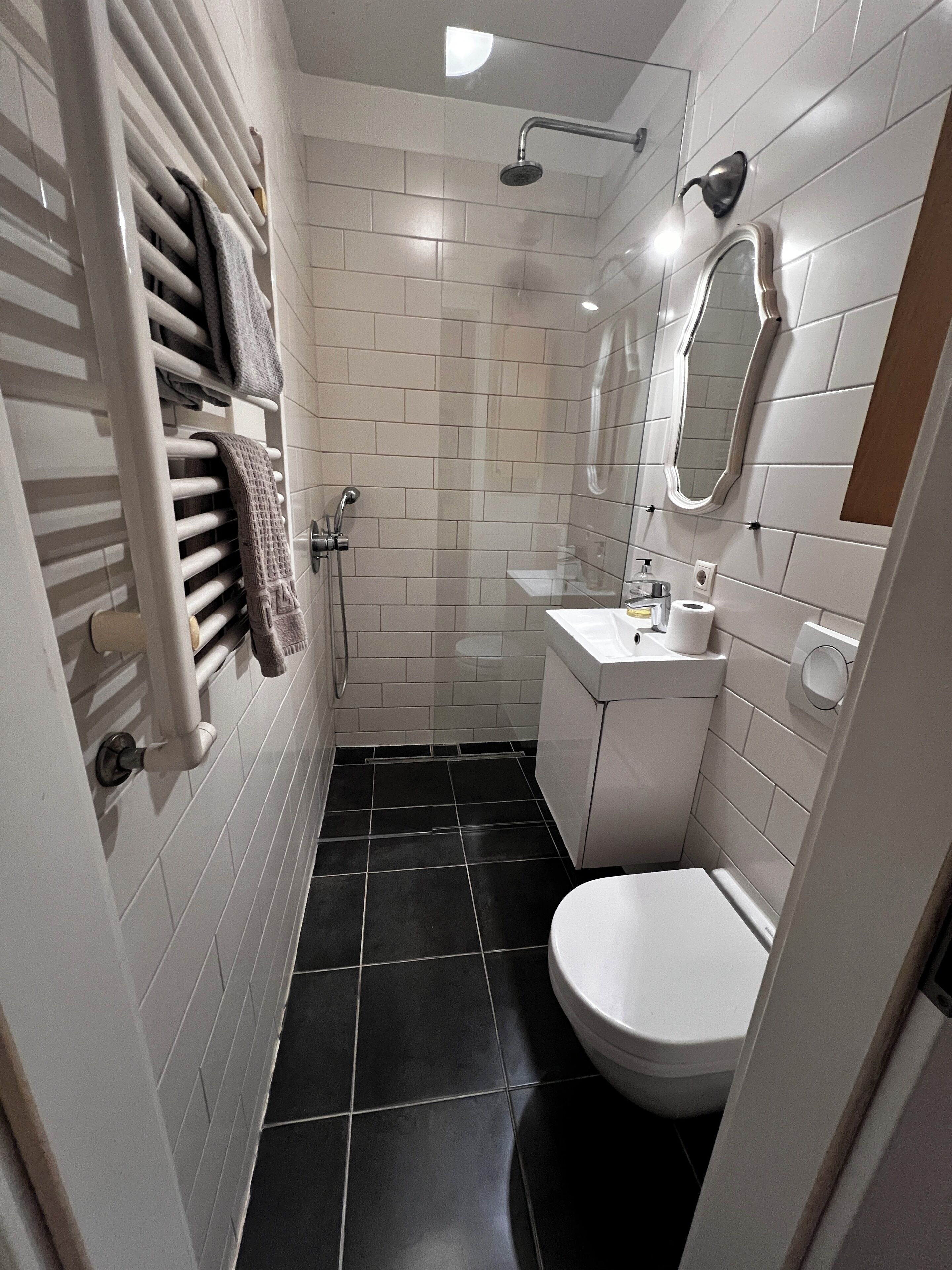 Een douche, een haardroger, handdoeken, zeep