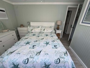 2 bedrooms, internet, bed sheets - Fabulous 2-bedroom Anna Maria Island home with AC in Bradenton Beach (Bradenton Beach)