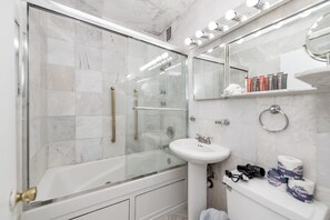 Studio Klasik | Kamar mandi | Shower, perlengkapan mandi gratis, pengering rambut, dan handuk
