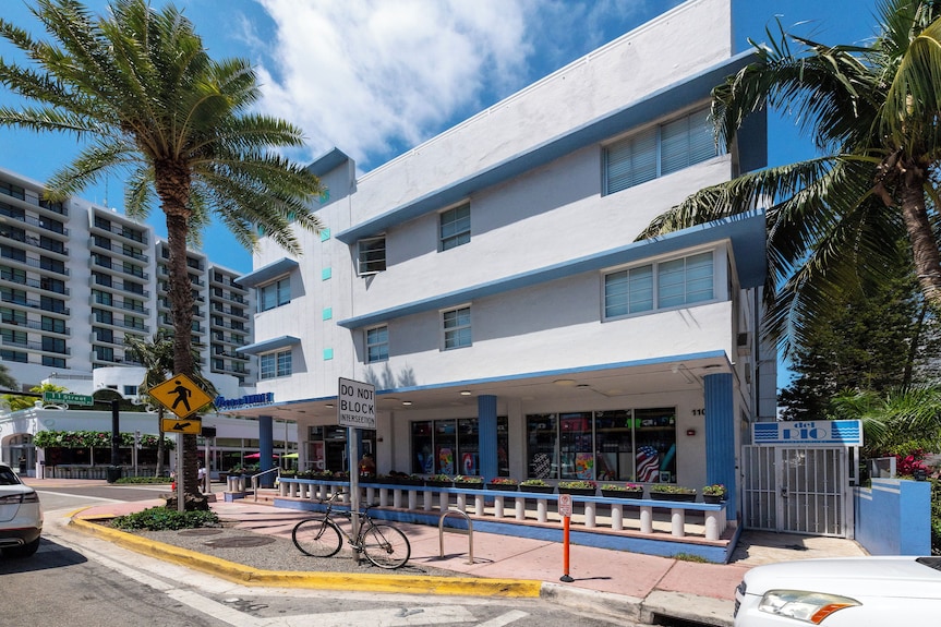 collins tobacco miami beach fl 2 Bedroom with Free Parking by Deco 305 The Collins Condos for Sale