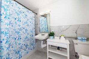 Basic Studio | Bathroom | Shower, free toiletries, hair dryer, towels - Collins Beach Apartments (Miami Beach)