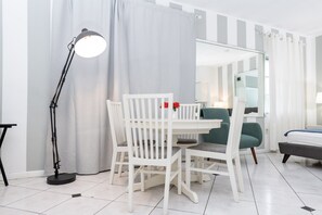 Classic Studio | Living area - Collins Beach Apartments (Miami Beach)