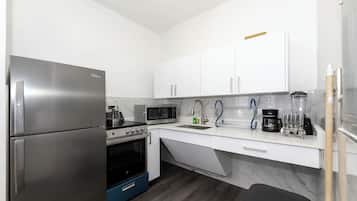 Estudio básico | Cocina privada | Refrigerador y microondas